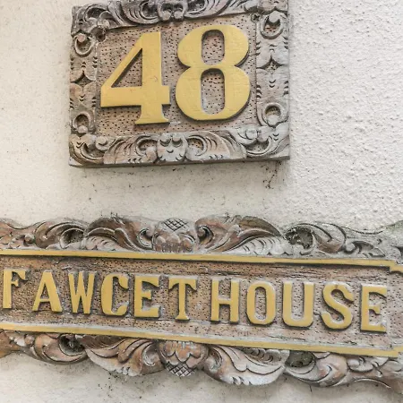 Fawcet House * ويتبي